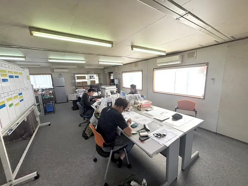 会社に集合